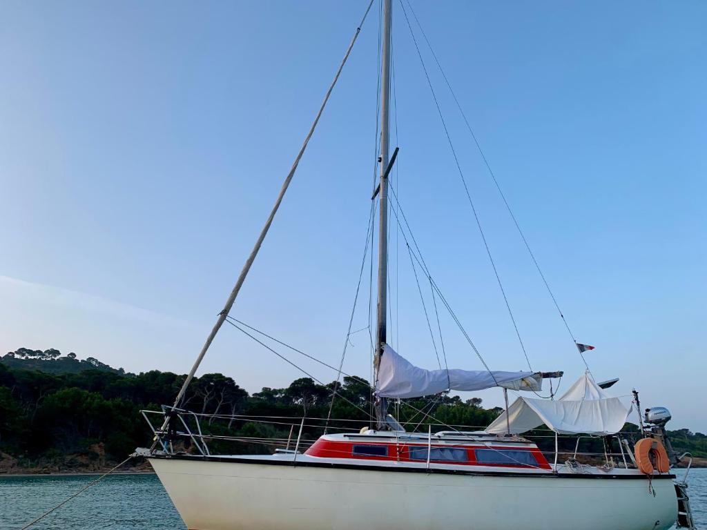 a white boat sitting in the water at Voilier à Porquerolles in Hyères