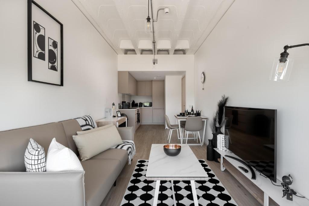 Et tv og/eller underholdning på Black and White Suite for Business and Holiday stays above MK Train Station, High Wi-Fi, Free Parking