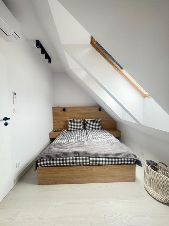 Ένα ή περισσότερα κρεβάτια σε δωμάτιο στο Wakacyjna 1 Holiday House Trzęsacz