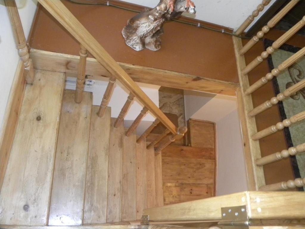 Palanda nebo palandy na pokoji v ubytování Mikheil Pitskhelauri Guest House