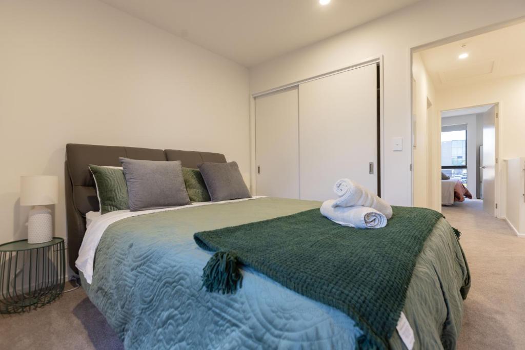 LUX NEW CBD Retreat - 2Bed2Bath With Parking! - Resim 9