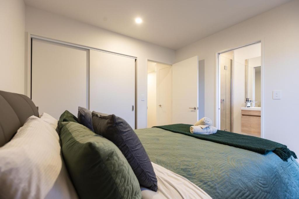 LUX NEW CBD Retreat - 2Bed2Bath With Parking! - Resim 12