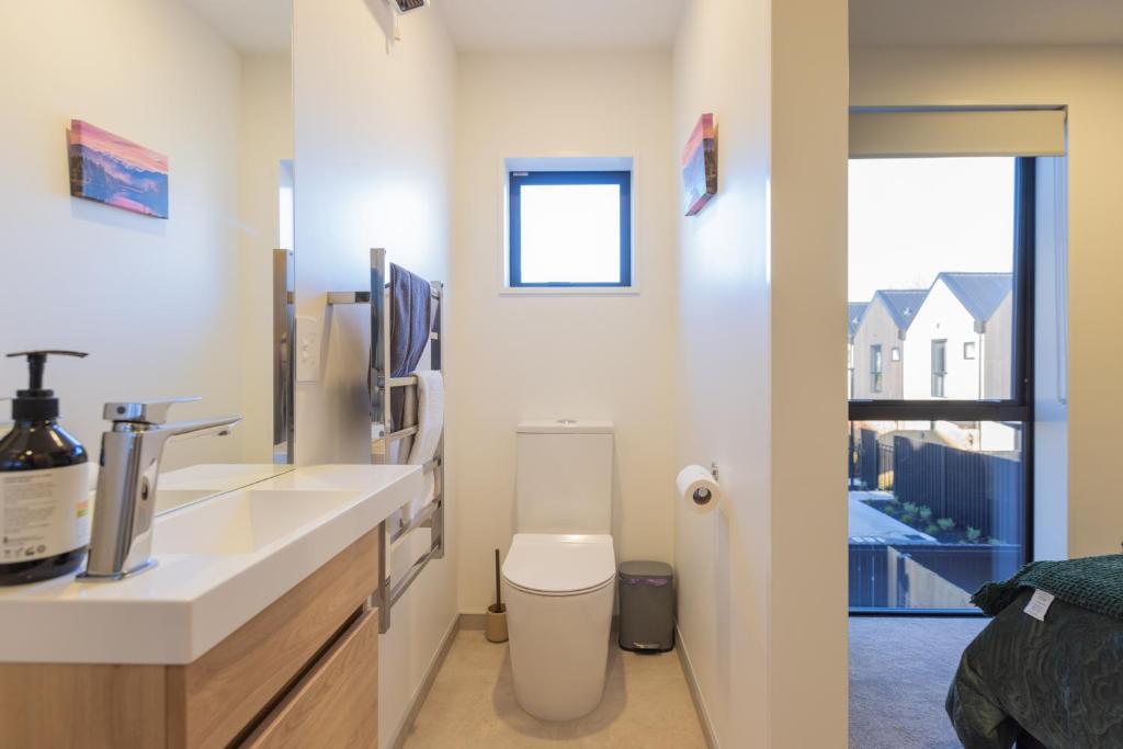 LUX NEW CBD Retreat - 2Bed2Bath With Parking! - Resim 14