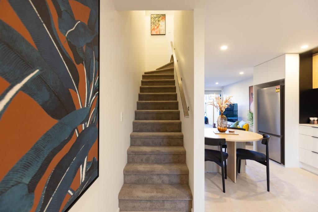 LUX NEW CBD Retreat - 2Bed2Bath With Parking! - Resim 15