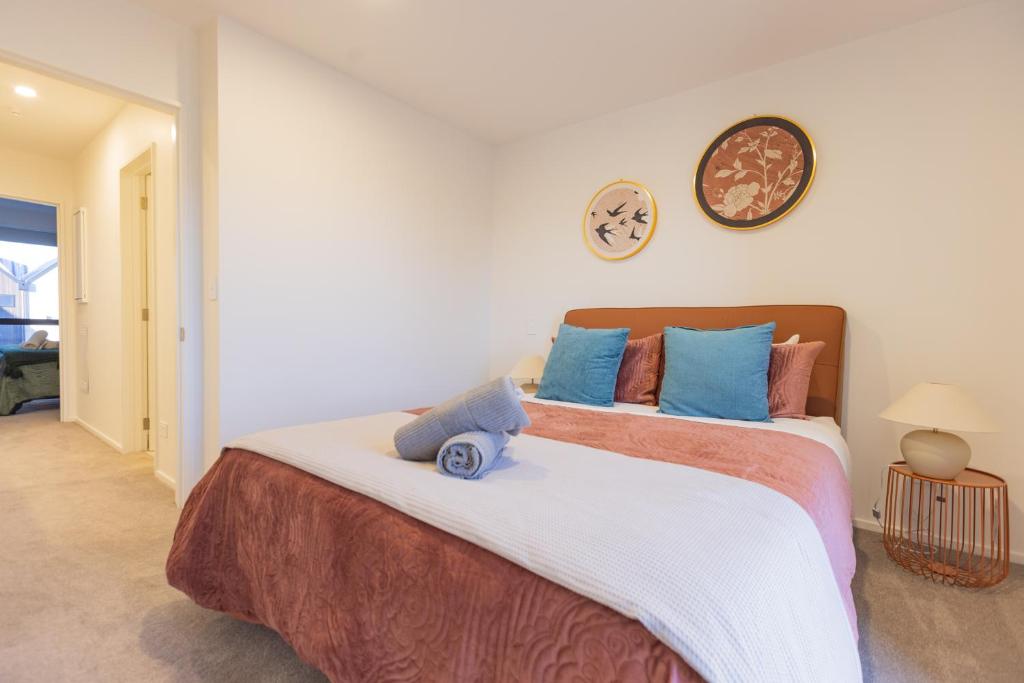 LUX NEW CBD Retreat - 2Bed2Bath With Parking! - Resim 16