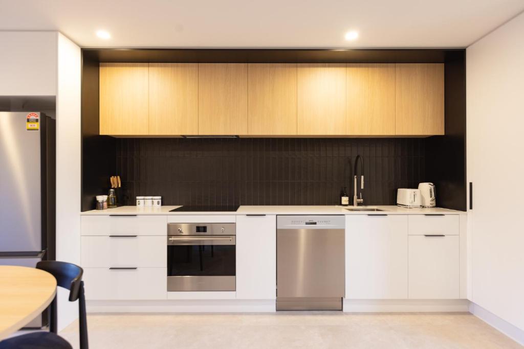 LUX NEW CBD Retreat - 2Bed2Bath With Parking! - Resim 17