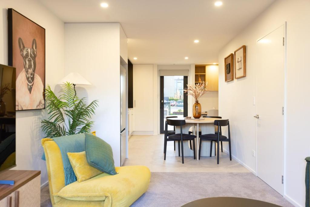 LUX NEW CBD Retreat - 2Bed2Bath With Parking! - Resim 4