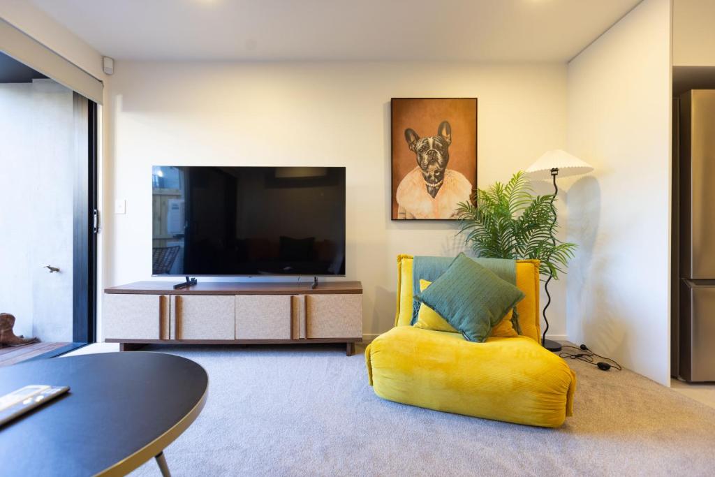 LUX NEW CBD Retreat - 2Bed2Bath With Parking! - Resim 19