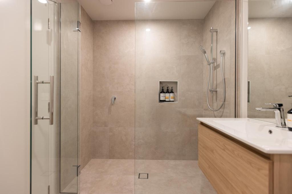 LUX NEW CBD Retreat - 2Bed2Bath With Parking! - Resim 8