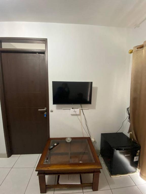 Televiisor ja/või meelelahutuskeskus majutusasutuses Apartement m square cibaduyut