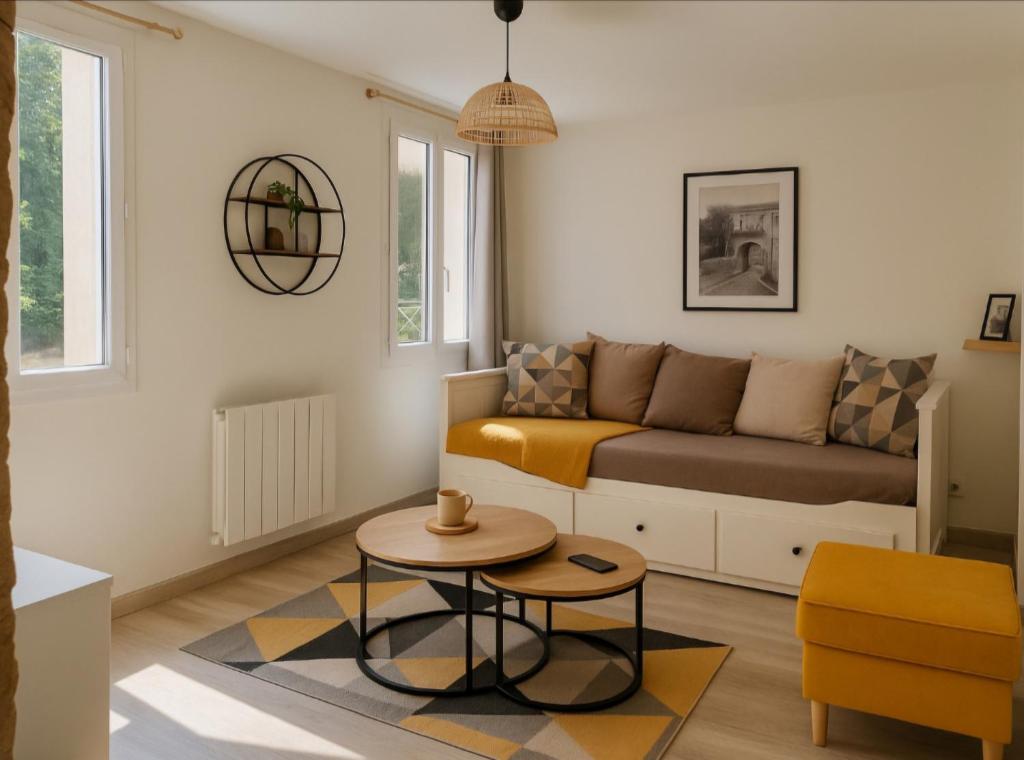 un salon avec un canapé et une table dans l'établissement Appartement Cosy Hypercentre CAEN, à Caen