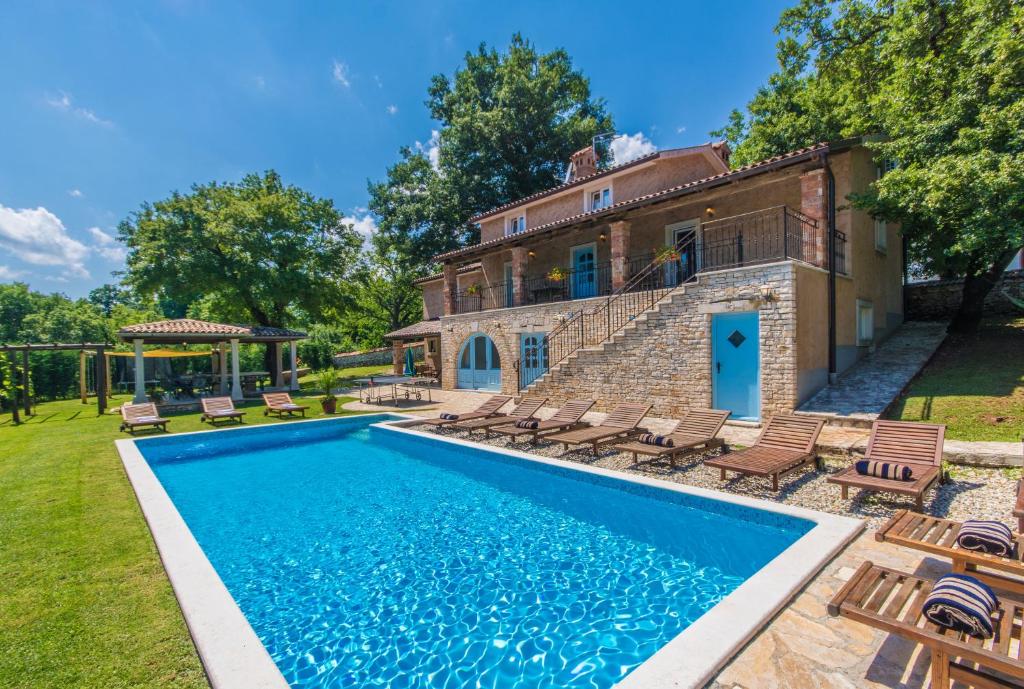Bazén v ubytování Villa Lord House, a fenced garden & pool Villa, ideal for groups nebo v jeho okolí
