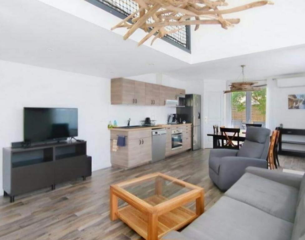 un salon avec un canapé et une table dans l'établissement Au bois flotté d'Eau d'Ange, à Audenge