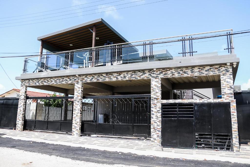 ein Gebäude mit einem Balkon darauf in der Unterkunft 4 Bedroom 3 Bathroom Outdoor Terrace with Amazing View in Willemstad