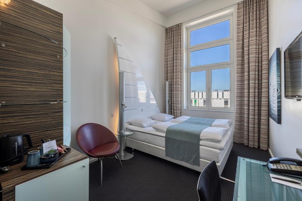 
Side-by-side – 2 rooms next to each other
