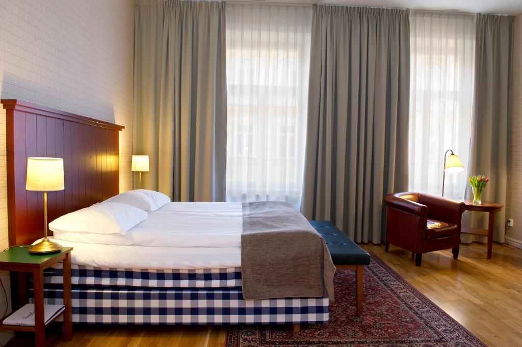Postel nebo postele na pokoji v ubytování Hotel Bishops Arms Köping