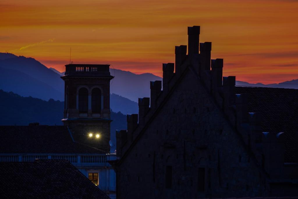Solopgangen eller solnedgangen set fra lejligheden