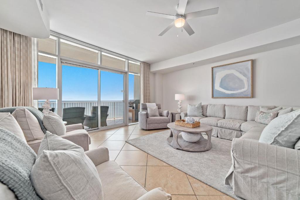 un soggiorno con un divano e un tavolo di Turquoise Place Unit 802D a Orange Beach