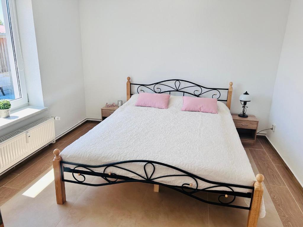 Postel nebo postele na pokoji v ubytování Gemütliche Wohnung im Gutshaus