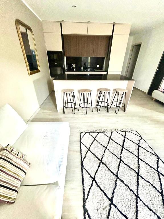 - un salon avec une cuisine dotée d'une table et de tabourets dans l'établissement Cala di mare, à Saint-Florent