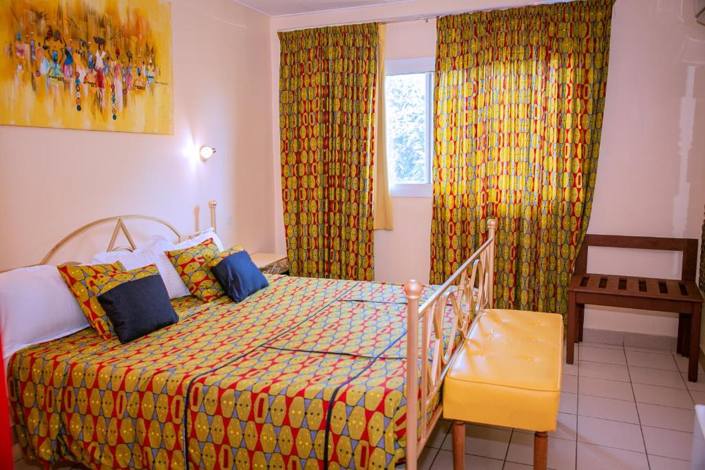 a bedroom with a bed and a window at Leet Dorian HOTEL in Libreville