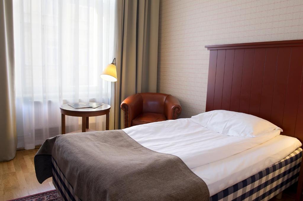 Postel nebo postele na pokoji v ubytování Hotel Bishops Arms Köping