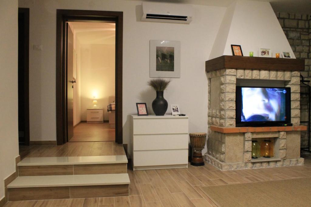 Televízia a/alebo spoločenská miestnosť v ubytovaní Apartments Dina