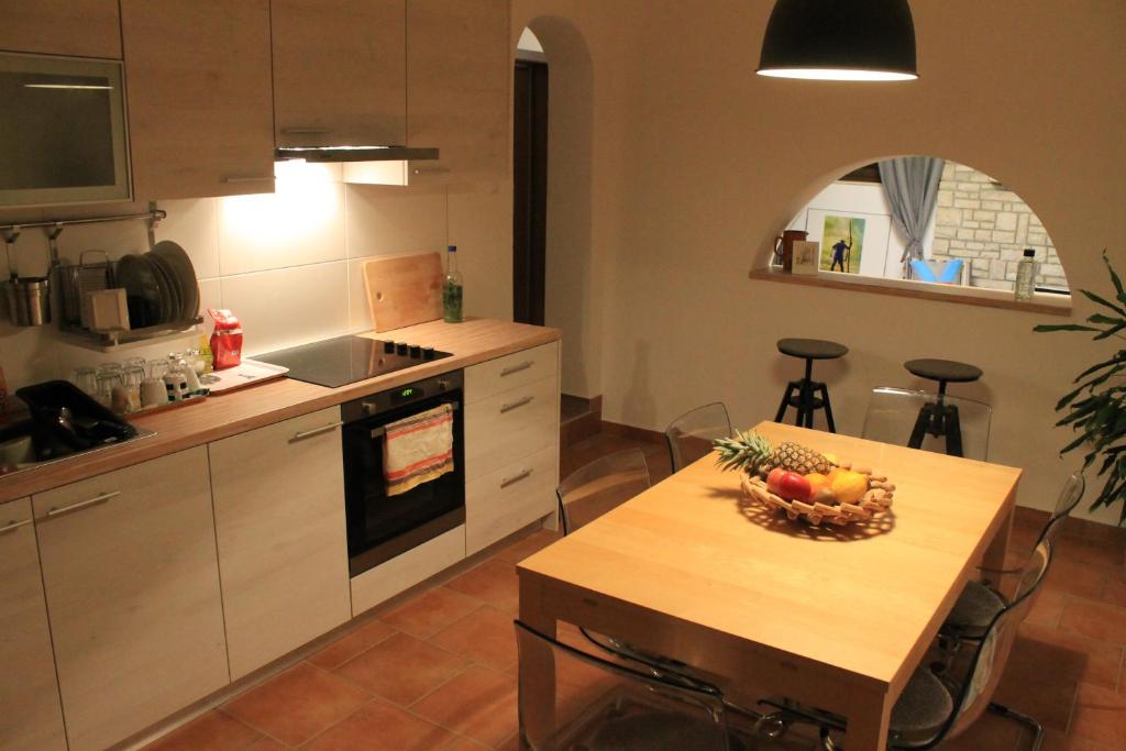 Kuchyňa alebo kuchynka v ubytovaní Apartments Dina
