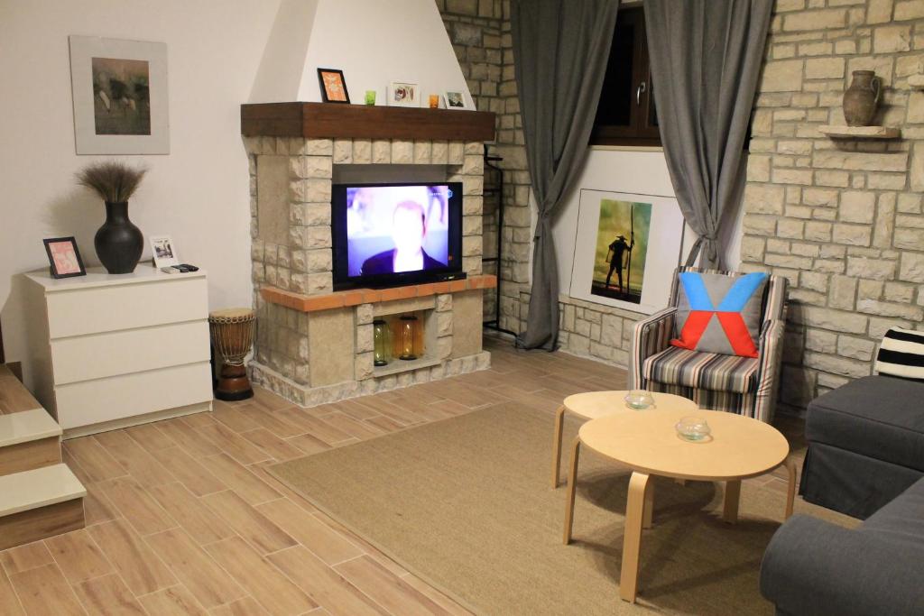 Televízia a/alebo spoločenská miestnosť v ubytovaní Apartments Dina