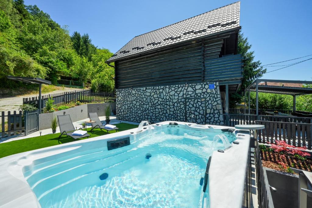 Kolam renang di atau dekat dengan Holiday House with Pool and Wellness Area - Black Pearl