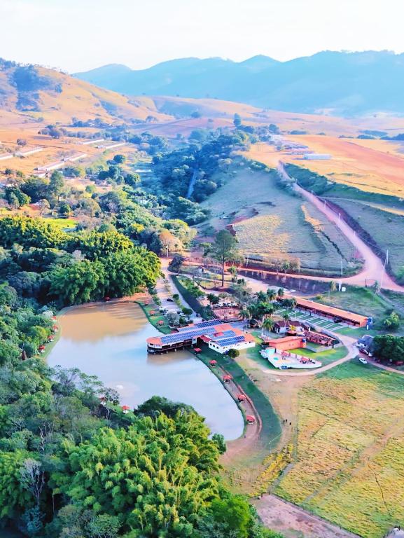 eine Luftaufnahme eines Flusses und eines Bahnhofs in der Unterkunft Pousada Pitauá in Socorro