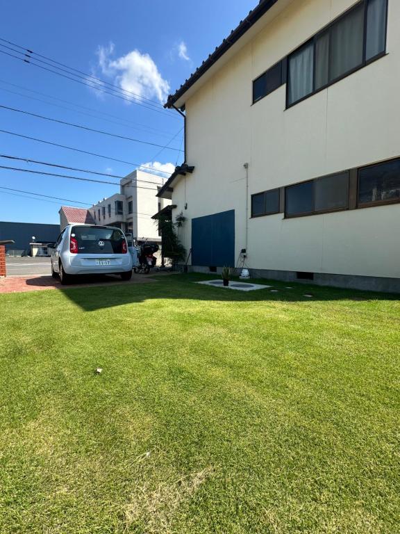 a car parked in a yard next to a building at newisland in Tadotsu