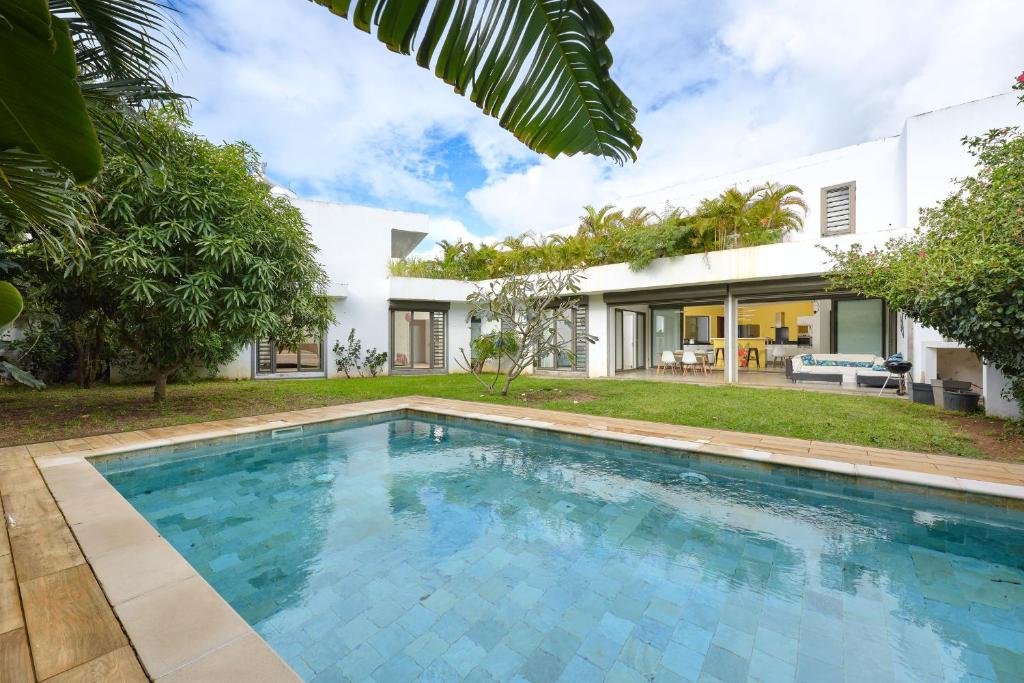 a swimming pool in front of a house at Villa Pur'Nam, 4 chambres, 5 min de la plage à pied in Cap Malheureux