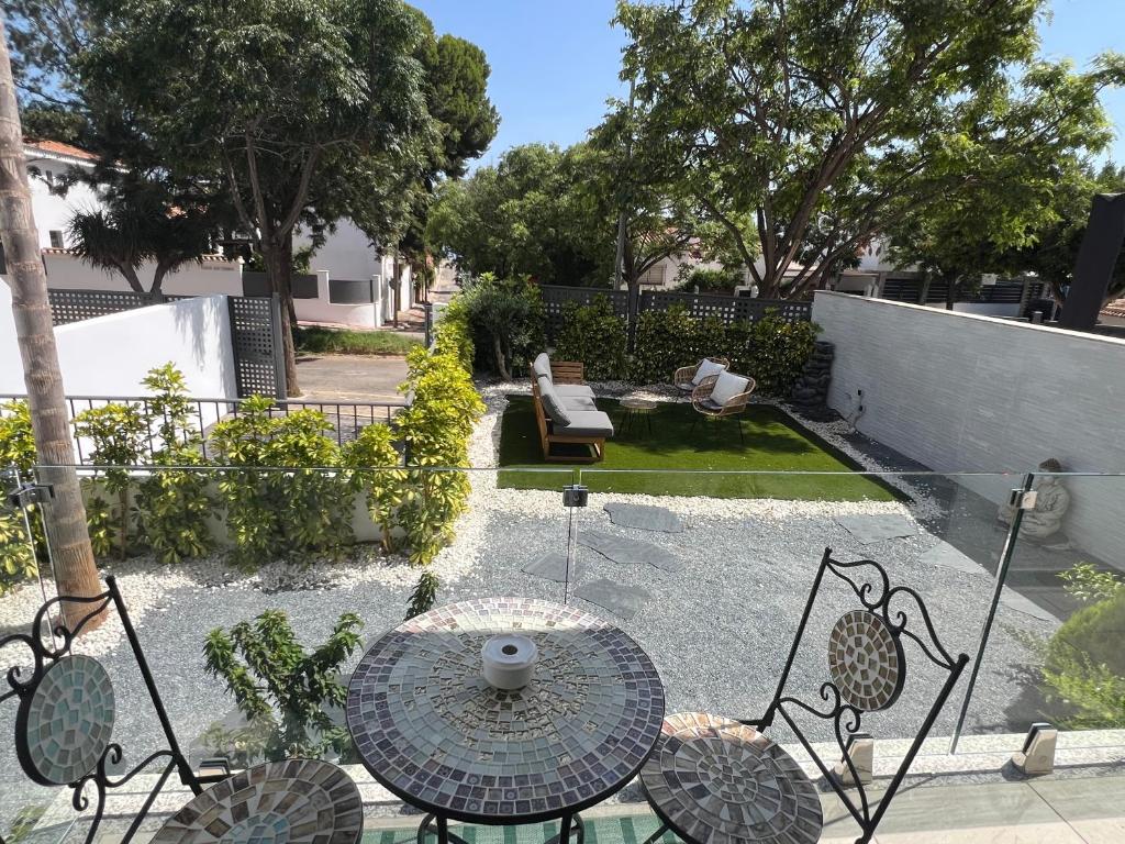 Κήπος έξω από το Villa Cristine