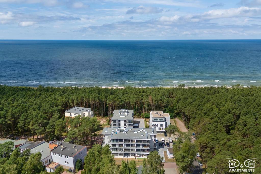 una vista aérea de una casa y del océano en Apartament Pelikan D&D Apartments, en Międzywodzie