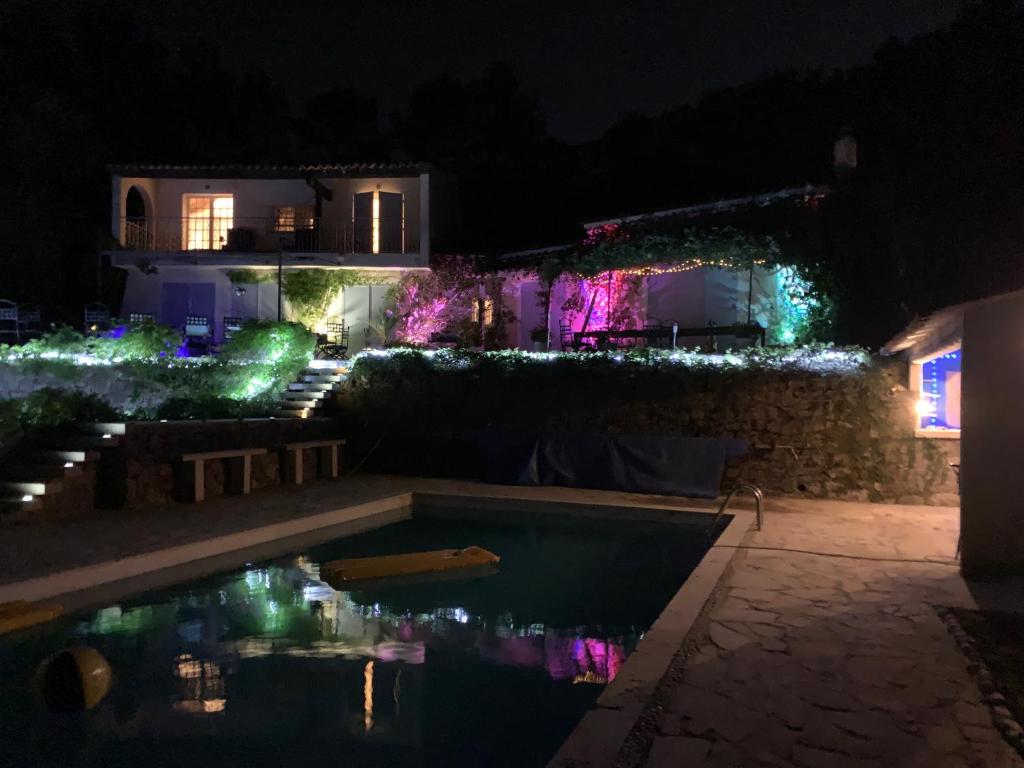 une maison avec piscine la nuit dans l'établissement 5 Bedroom Villa with magnificent views, à Le Bar-sur-Loup