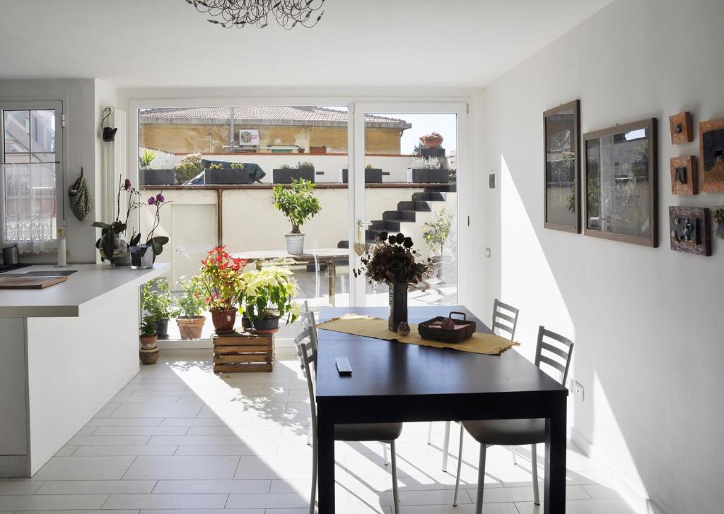 a kitchen and dining room with a table and chairs at Casa Gaia, Piombino in Piombino