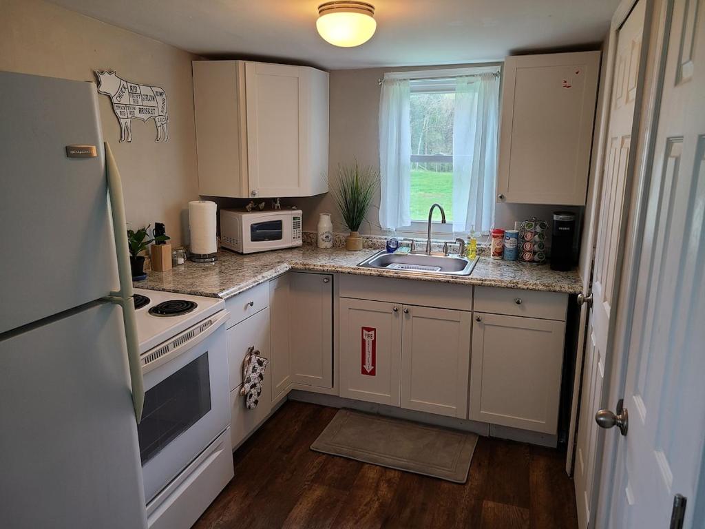 Kuchyň nebo kuchyňský kout v ubytování 1840's Cottage 3 miles from I95 Near Shopping