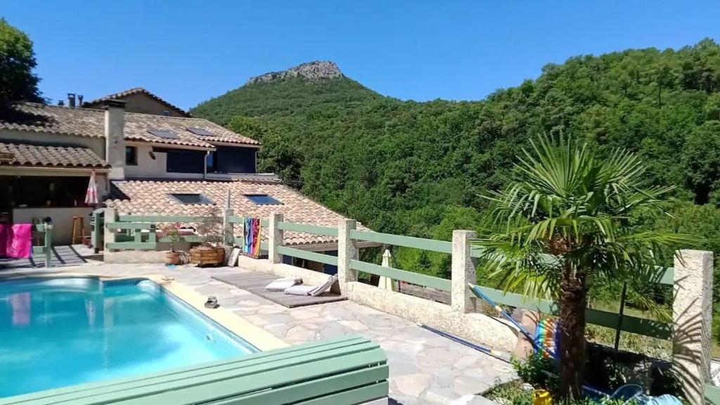 eine Villa mit einem Pool und einem Berg in der Unterkunft La Maison de Graviès in Anduze