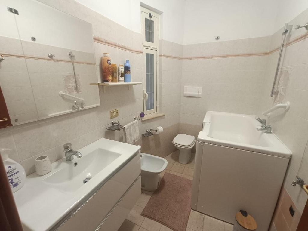 une salle de bain blanche avec un lavabo et des toilettes dans l'établissement Family House, à Ripa Teatina