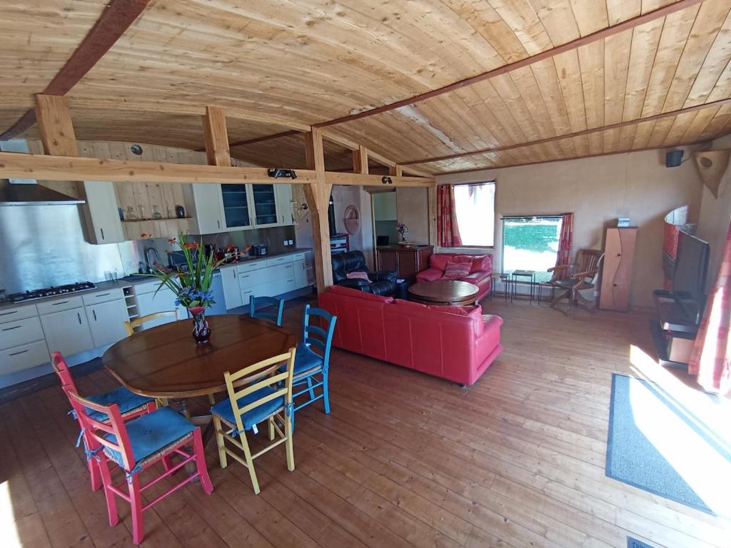 a kitchen and living room with a table and chairs at Maison de caractère entre mer et campagne in Pluvigner