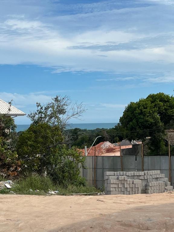 una vista di una recinzione e di un edificio di VISTA MAR 3 apt6 a Porto Seguro
