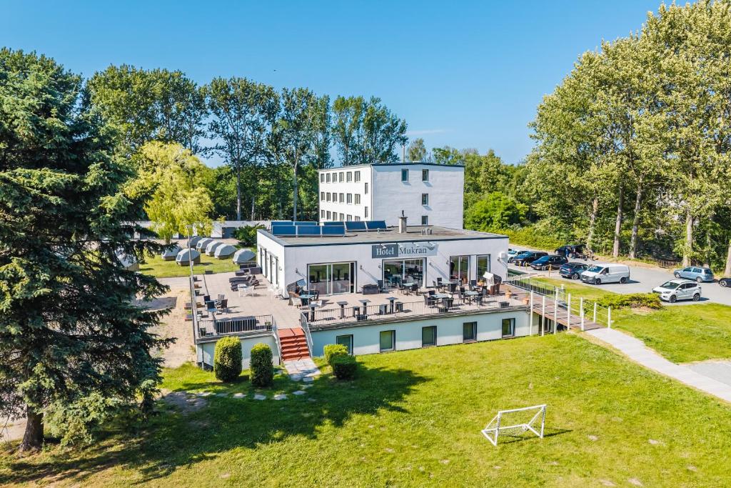 Luftaufnahme eines weißen Gebäudes mit Rasen in der Unterkunft Hotel Mukran in Sassnitz