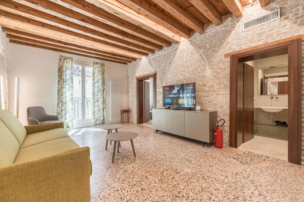 a living room with a couch and a tv at San Matteo Rialto Terrace Apt in Venice