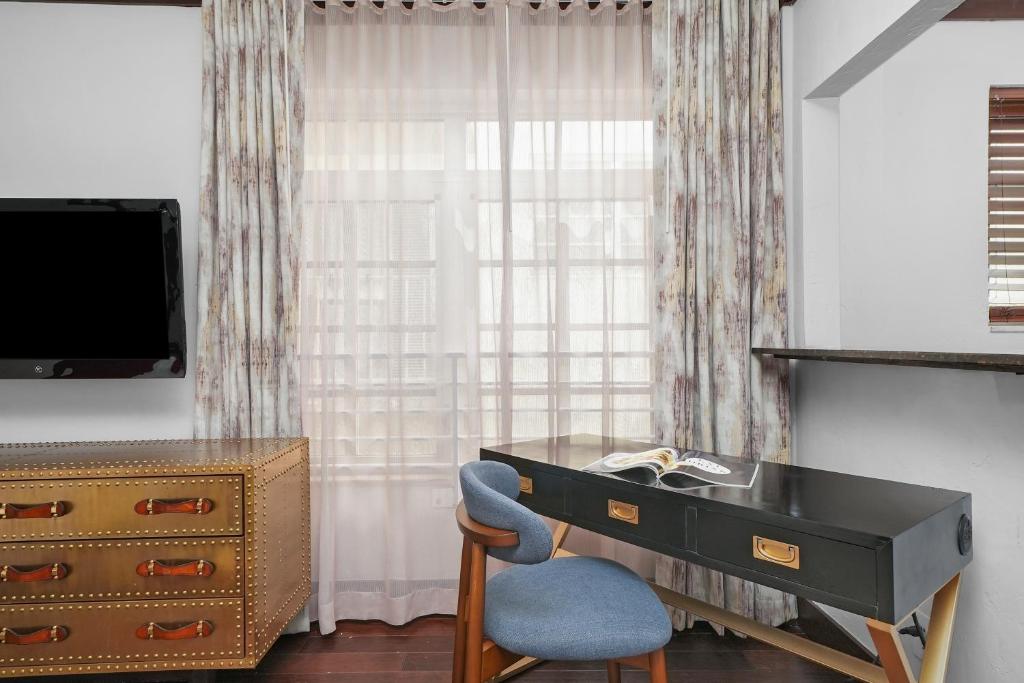Lincoln Arms Suites photo