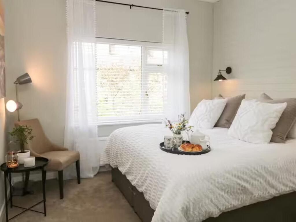 Un dormitorio con una cama con una bandeja de fruta encima. en Pass the Keys The Cabin Dog Friendly Haven with Hot Tub Sleeps 4, en Hayfield