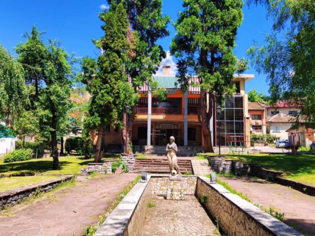Κήπος έξω από το Семеен хотел МАКСИМ