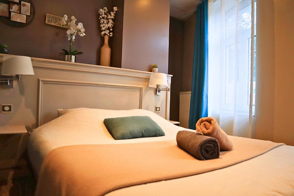 ブルブールにあるChambre privative La Pause Voyage - au cœur de Bourbourg, gare à proximitéの寝室に枕が2つ置かれたベッド