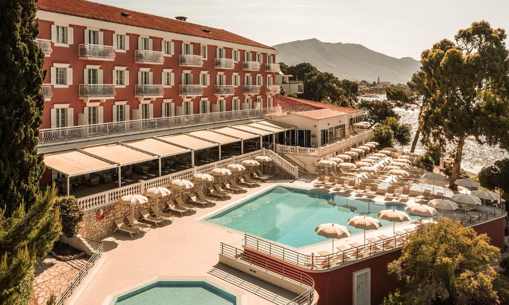Nespecifikovaný výhled na hory nebo výhled na hory při pohledu z hotelu