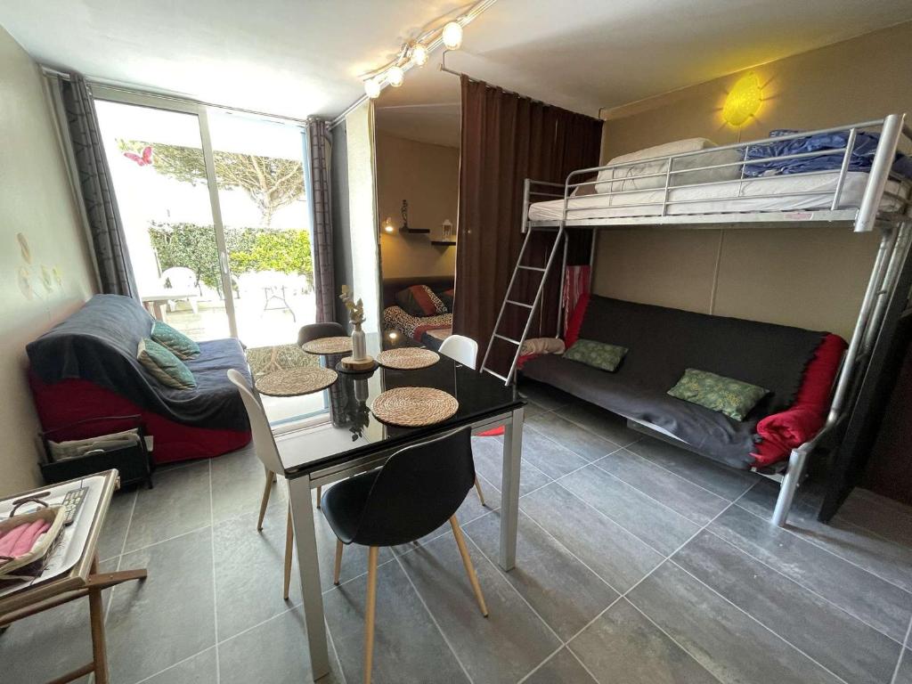 Cette chambre comprend un bureau et des lits superposés. dans l'établissement Studio cosy avec terrasse, parking privé, à 300m de la plage - Saint-Hilaire-de-Riez - FR-1-224C-236, à Saint-Hilaire-de-Riez